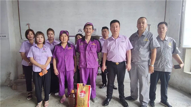 欧美色老女人炎炎夏日，楚航装饰心系一线送清凉、走访慰问工地篇